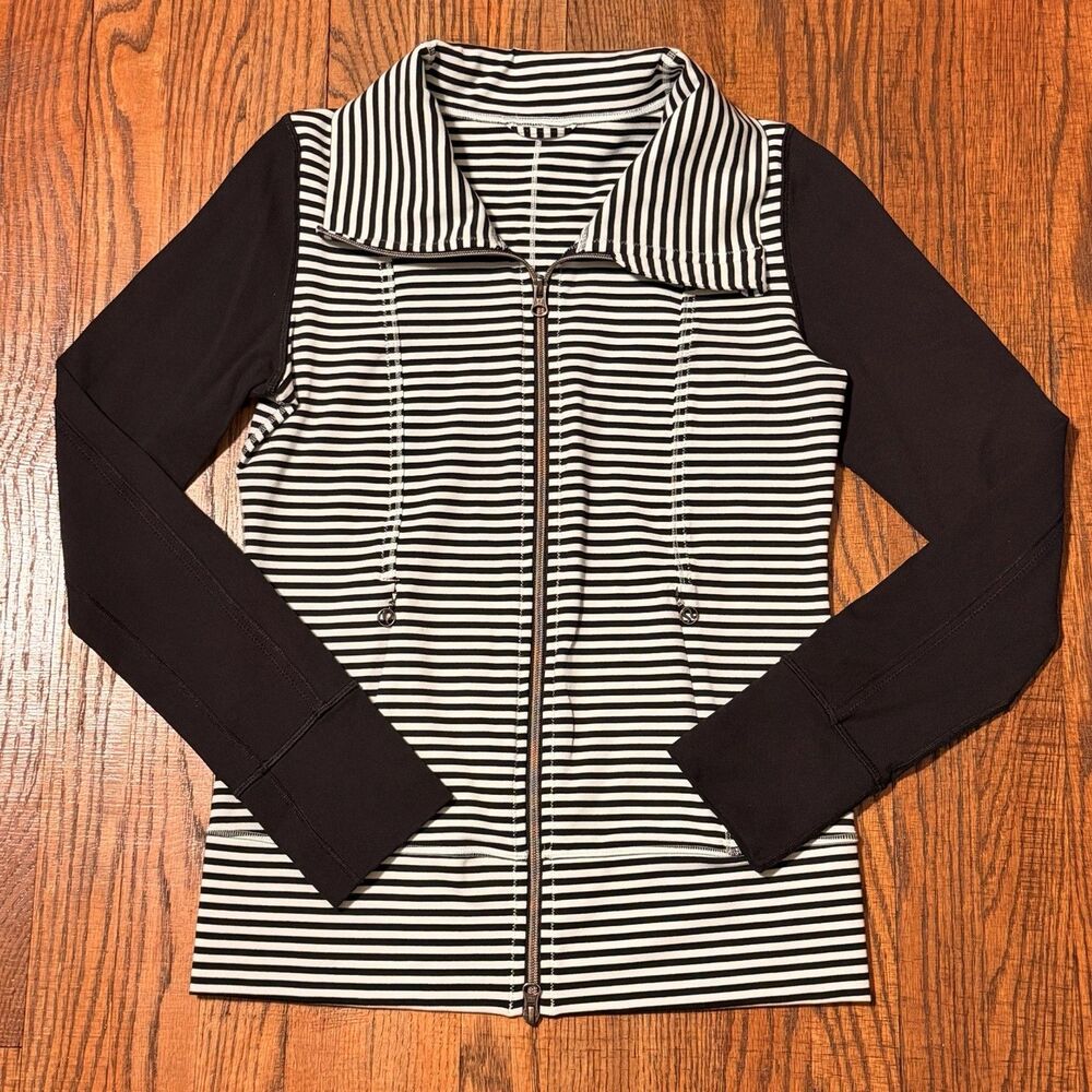 VTG Lululemon Daily Yoga Jacket Womens 6 Black & White Striped Full Zip RARE